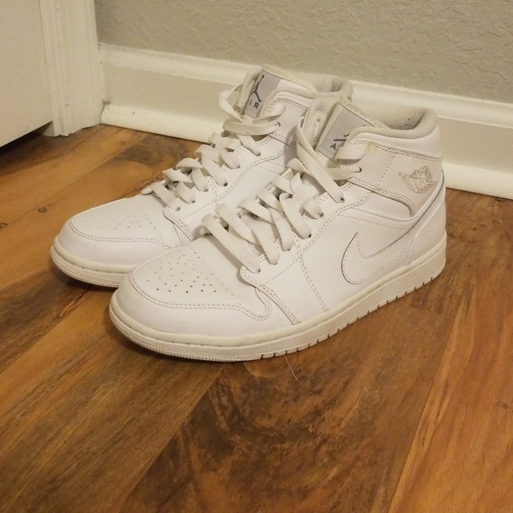 Barely worn white jordan 1s